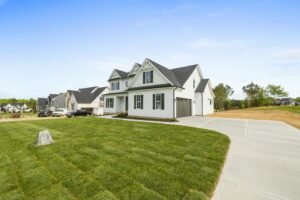 Contemporary suburban house with a large yard and peaceful surroundings, ideal for families.